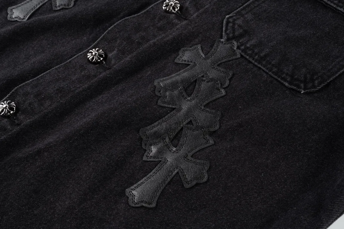 P260 ChromeHearts classic embroidered leather label distressed washed two-color denim jacket 🐂 Hot new release 🐂 High-quality denim fabric The upper body is comfortable and stylish High-quality turning and fine washing The details are clearly identifiable The classic design is iconic 🔥A must-have for daily street use It is very suitable for the current season 👍🏻 The loose fit upper body covers the flesh, simple, comfortable and fun with the trend! 💯 Style number: 1585# Color: black with black label Size: M L